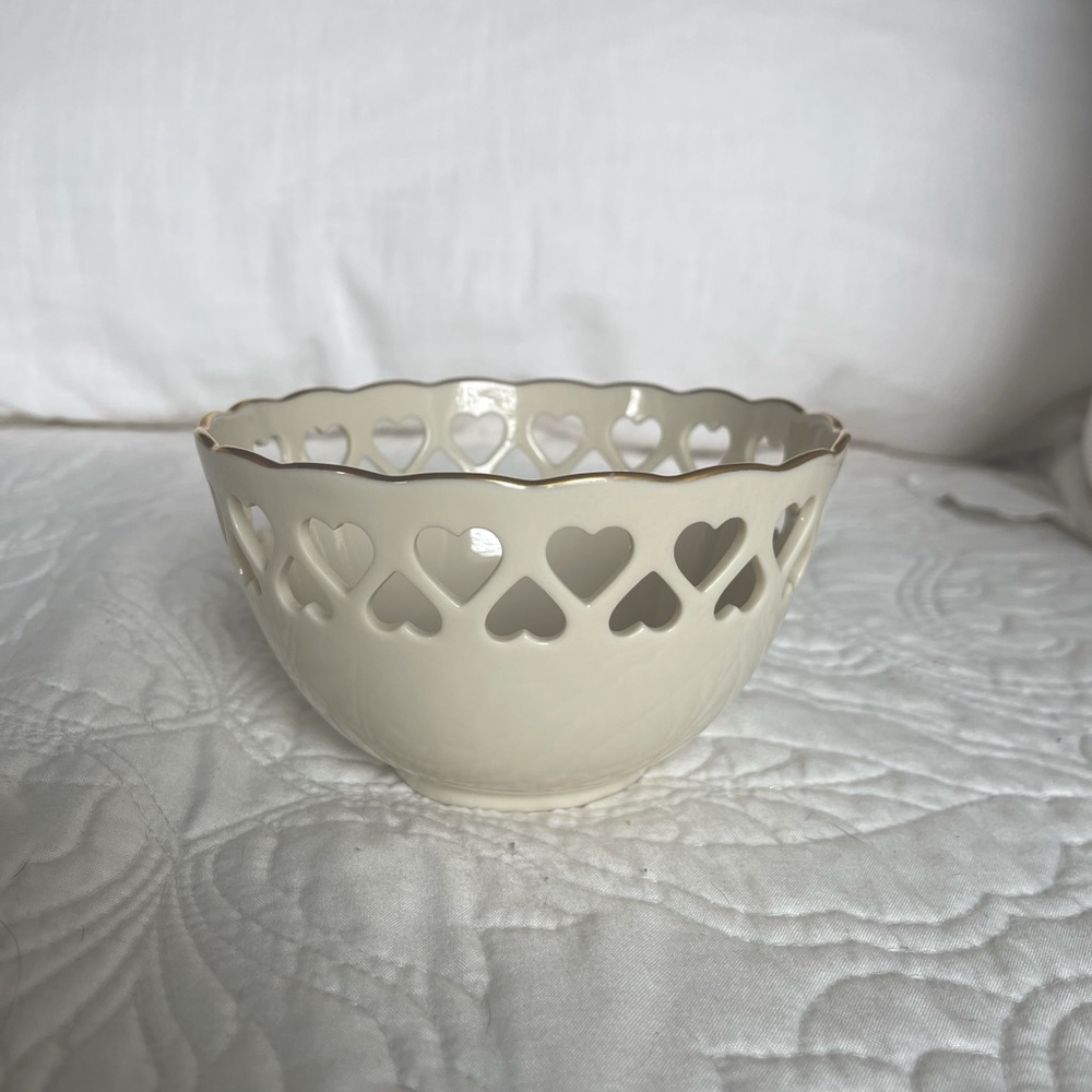 Classic ivory Lenox 24k gold trim heart bowl. Excellent condition